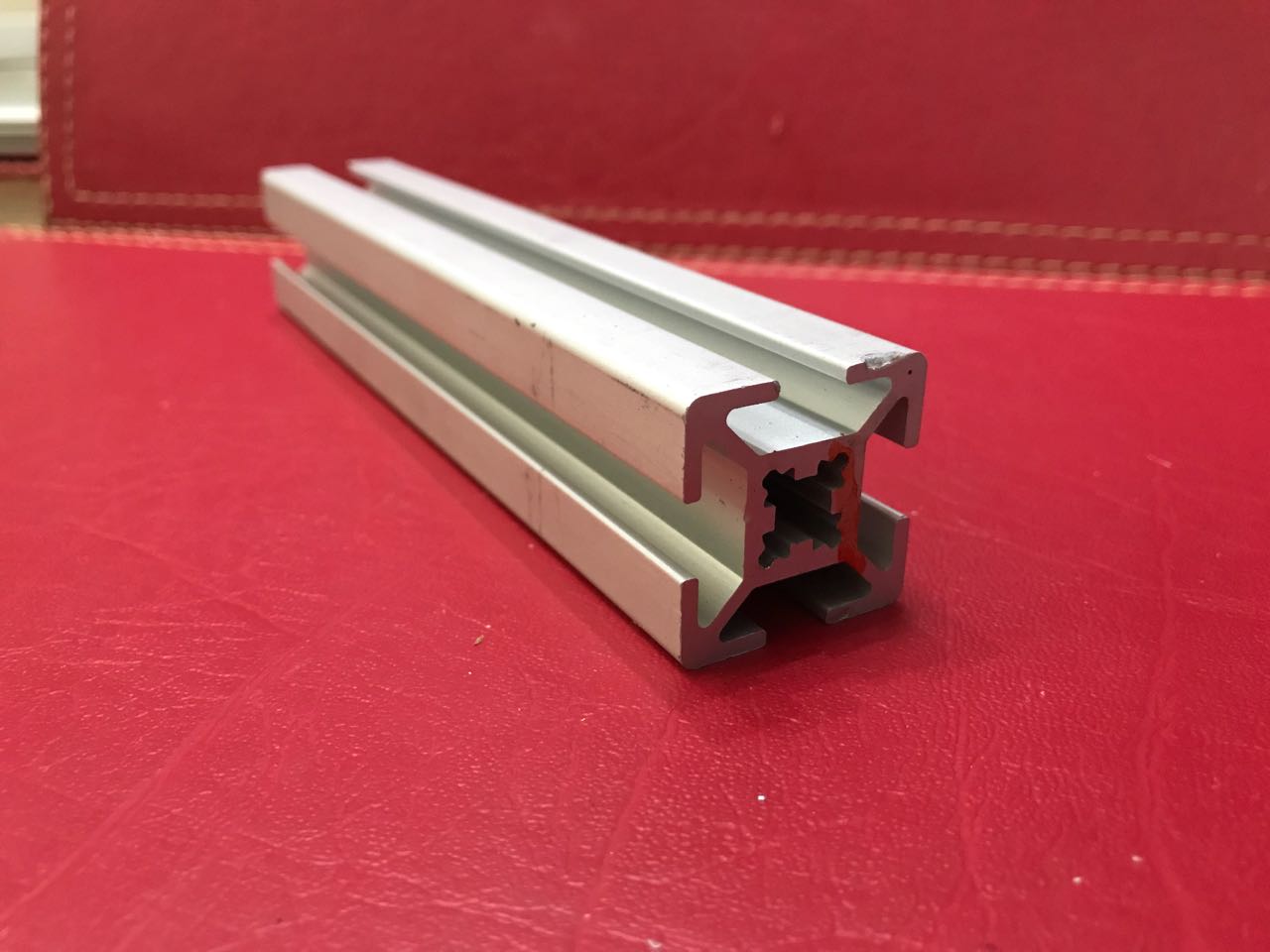 Perfil de aluminio 3030 CNC